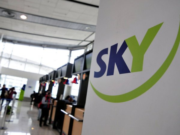 Logo de SKY Airline en el aeropuerto