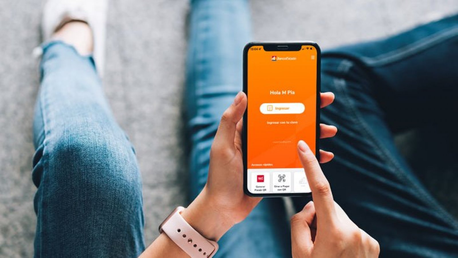 Persona navegando por BancoEstado en su celular.