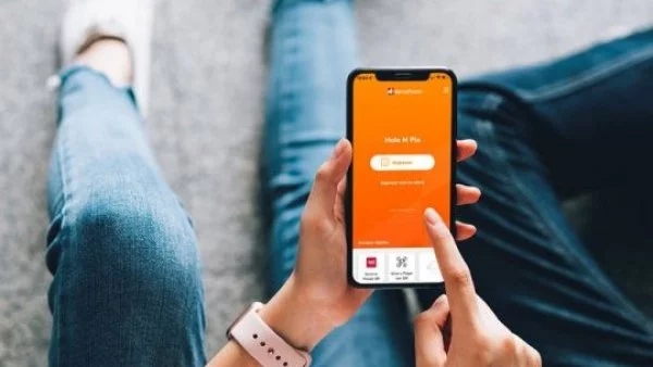 Persona navegando por BancoEstado en su celular.