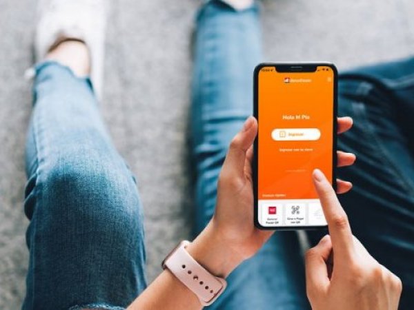 Persona navegando por BancoEstado en su celular.