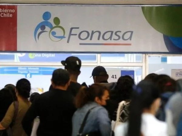 Personas esperando en una sucursal de Fonasa.