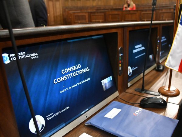 Computador con el logo del Consejo Constitucional