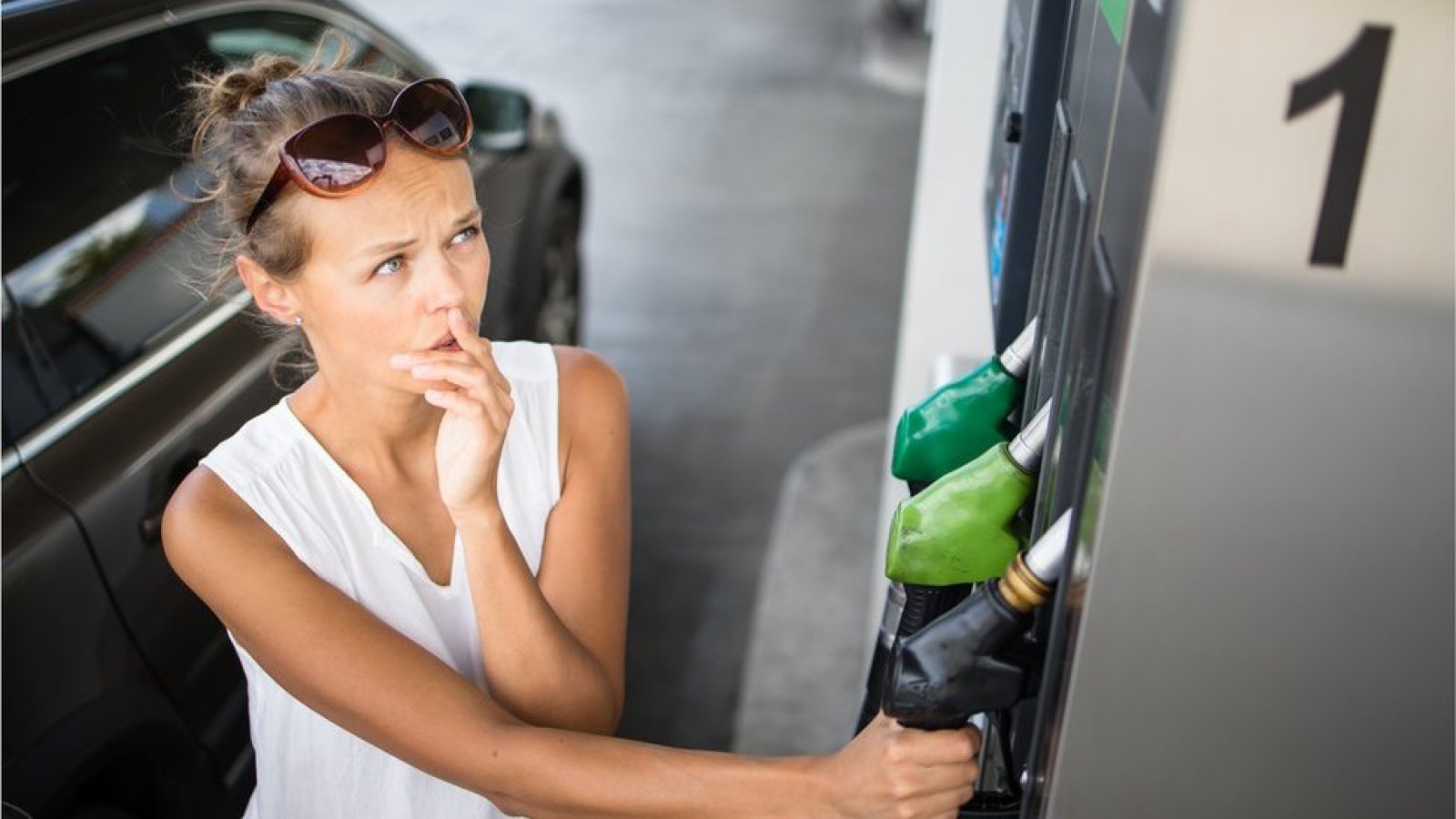 Mujer cargando combustible.