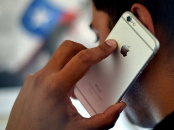 Persona hablando por teléfono.