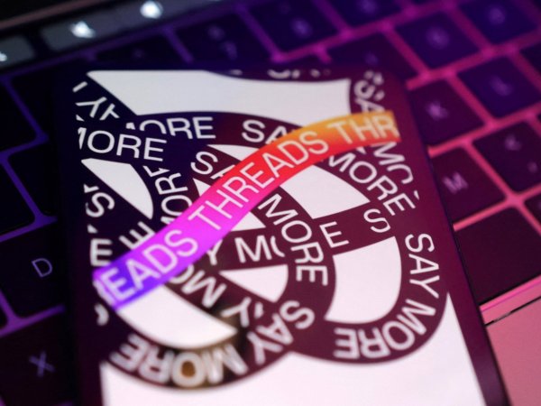 Teléfono mostrando Threads en pantalla.