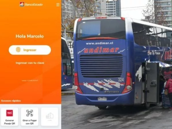 Captura de la app BancoEstado y un bus a la derecha.