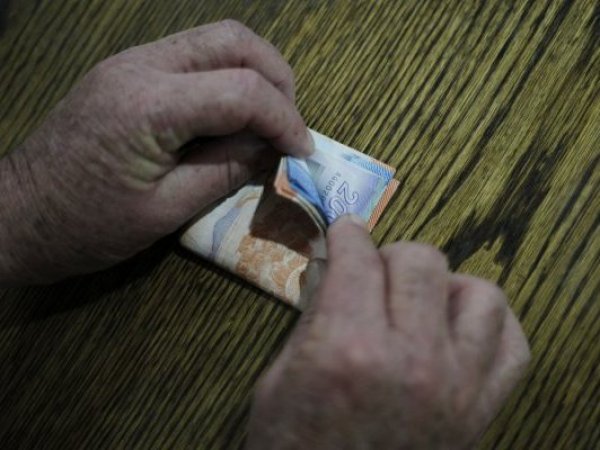 Persona contando dinero.