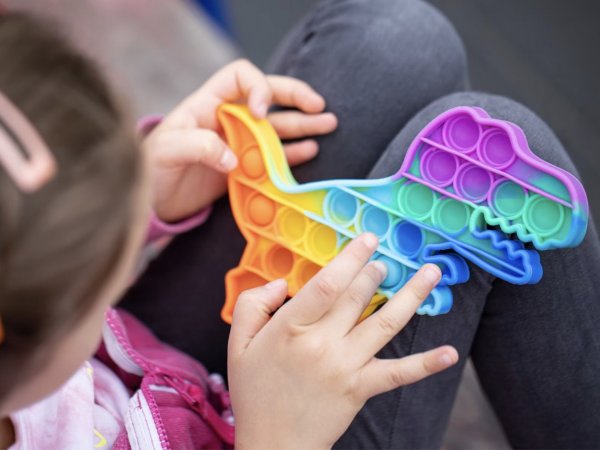 Niña jugando con juguete.