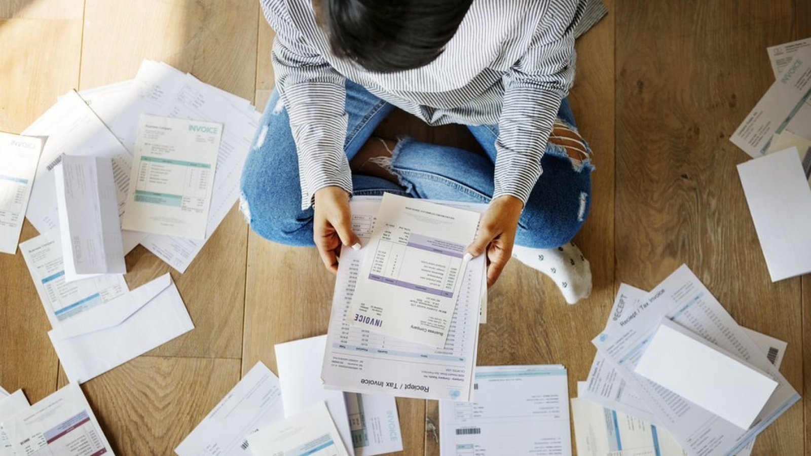 Persona leyendo documentos.