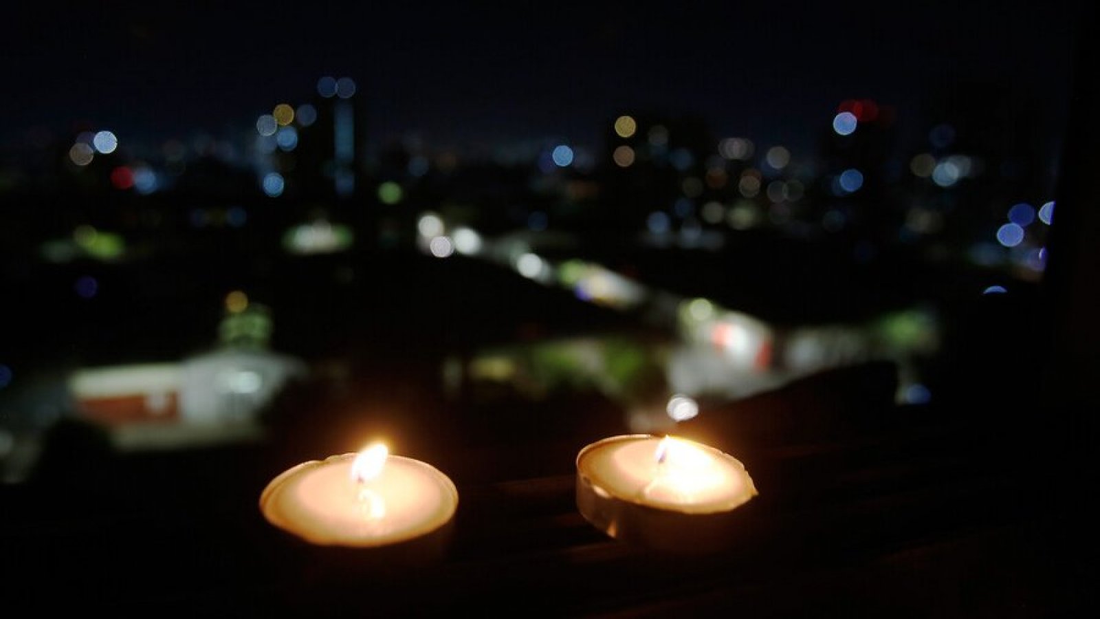 Velas encendidas en corte de luz