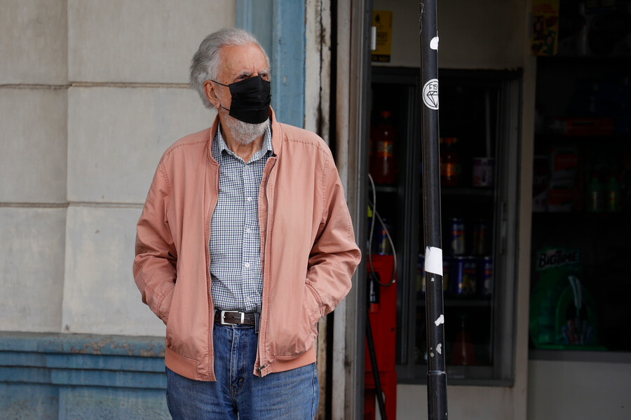 Adulto mayor parado en la calle