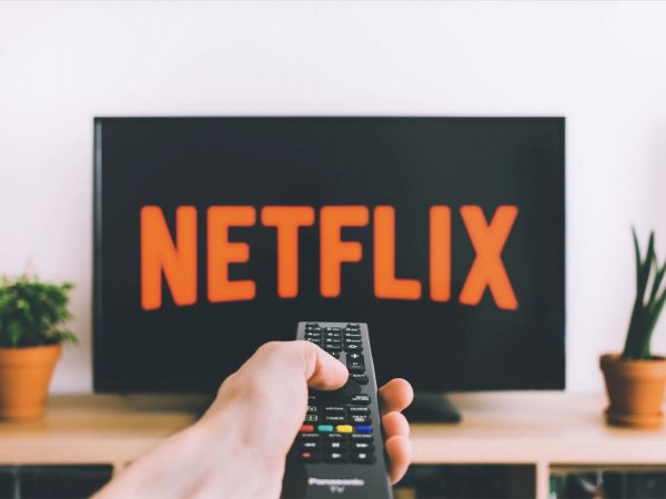 Pantalla de televisor con logo de Netflix.