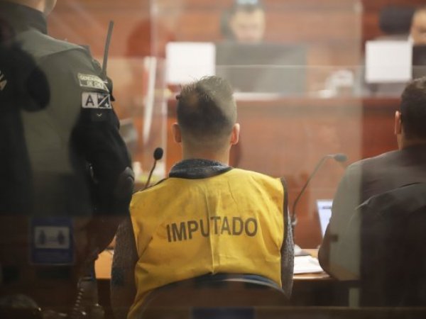 Persona imputada en un tribunal.