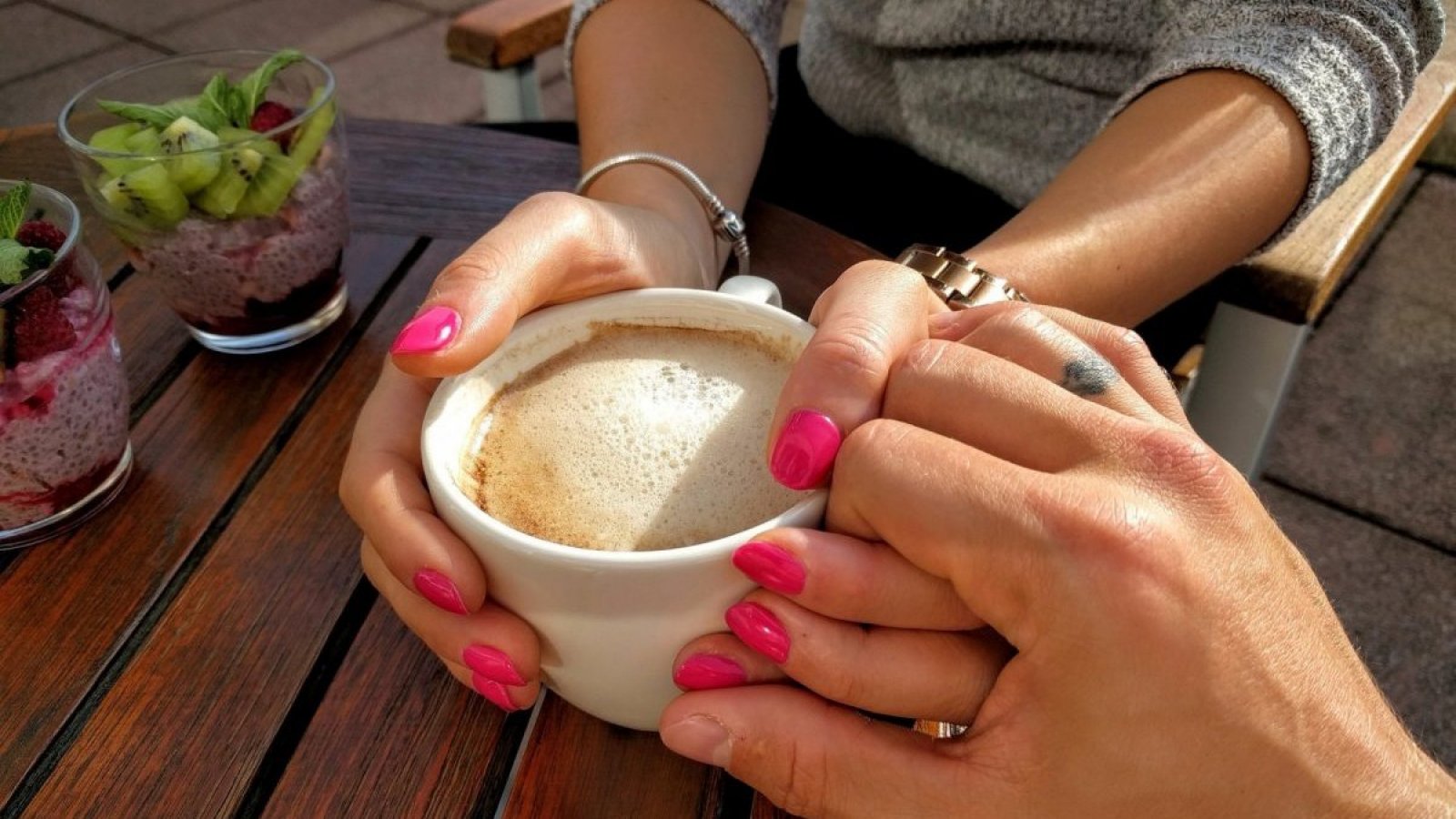 Personas en una cita y tomando un café.