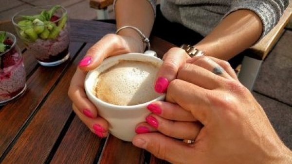 Personas en una cita y tomando un café.