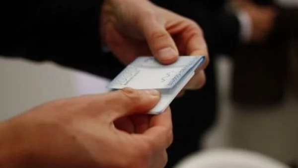 Persona con un billete de diez mil en la mano.