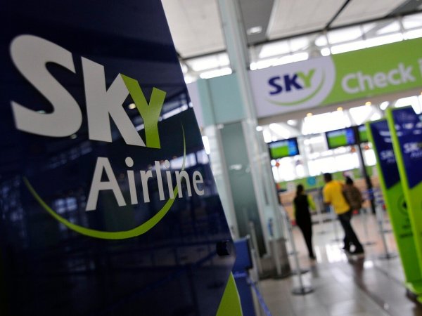 Cartel de SKY Airline en el aeropuerto.