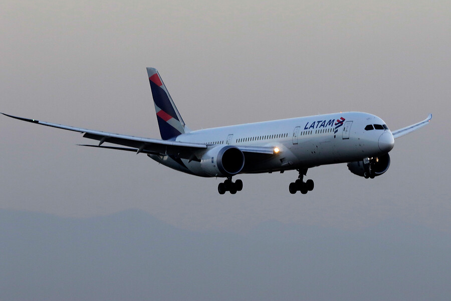 Avión de Latam volando por el aire