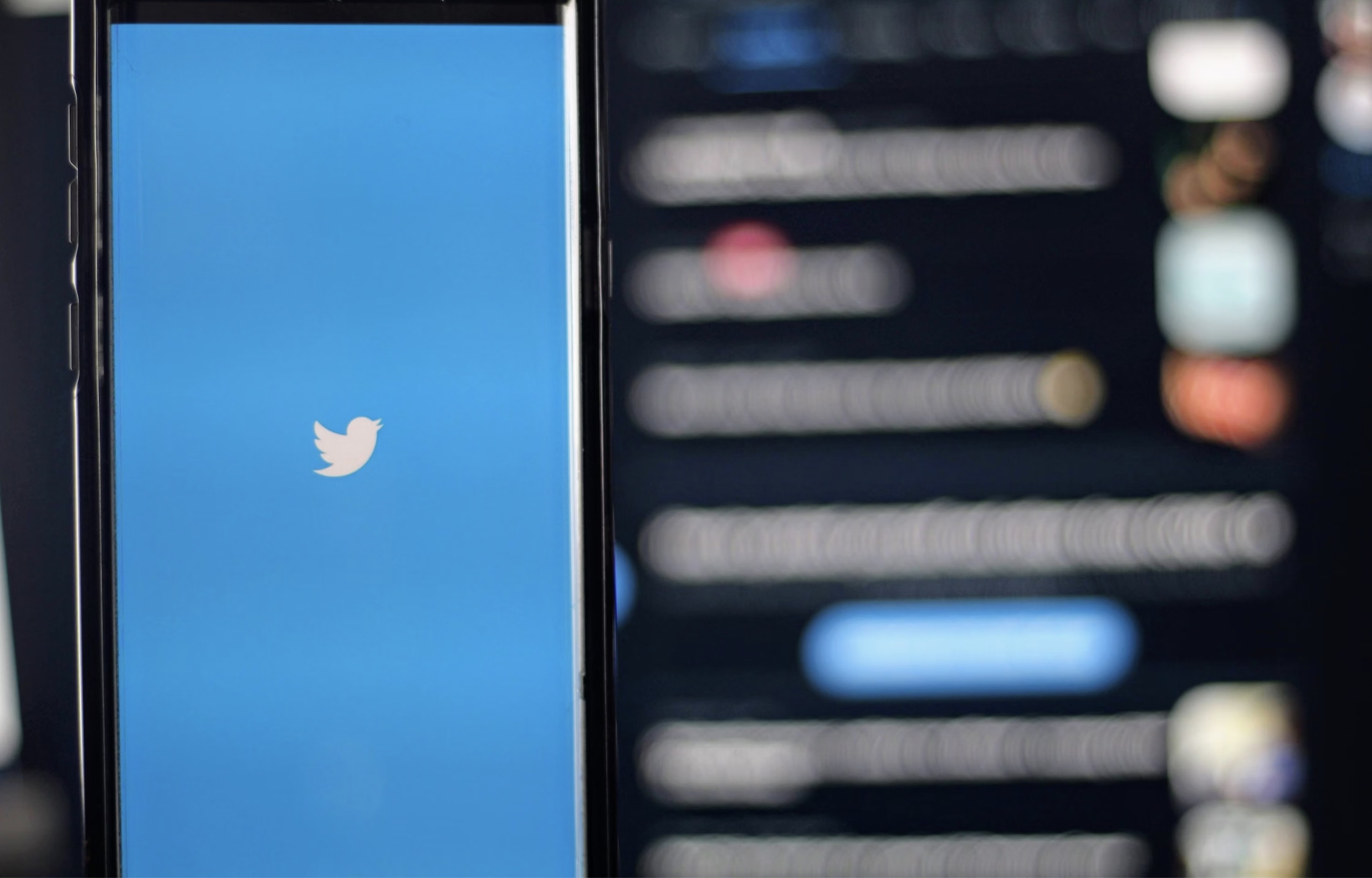 Telefono con Twitter en pantalla.