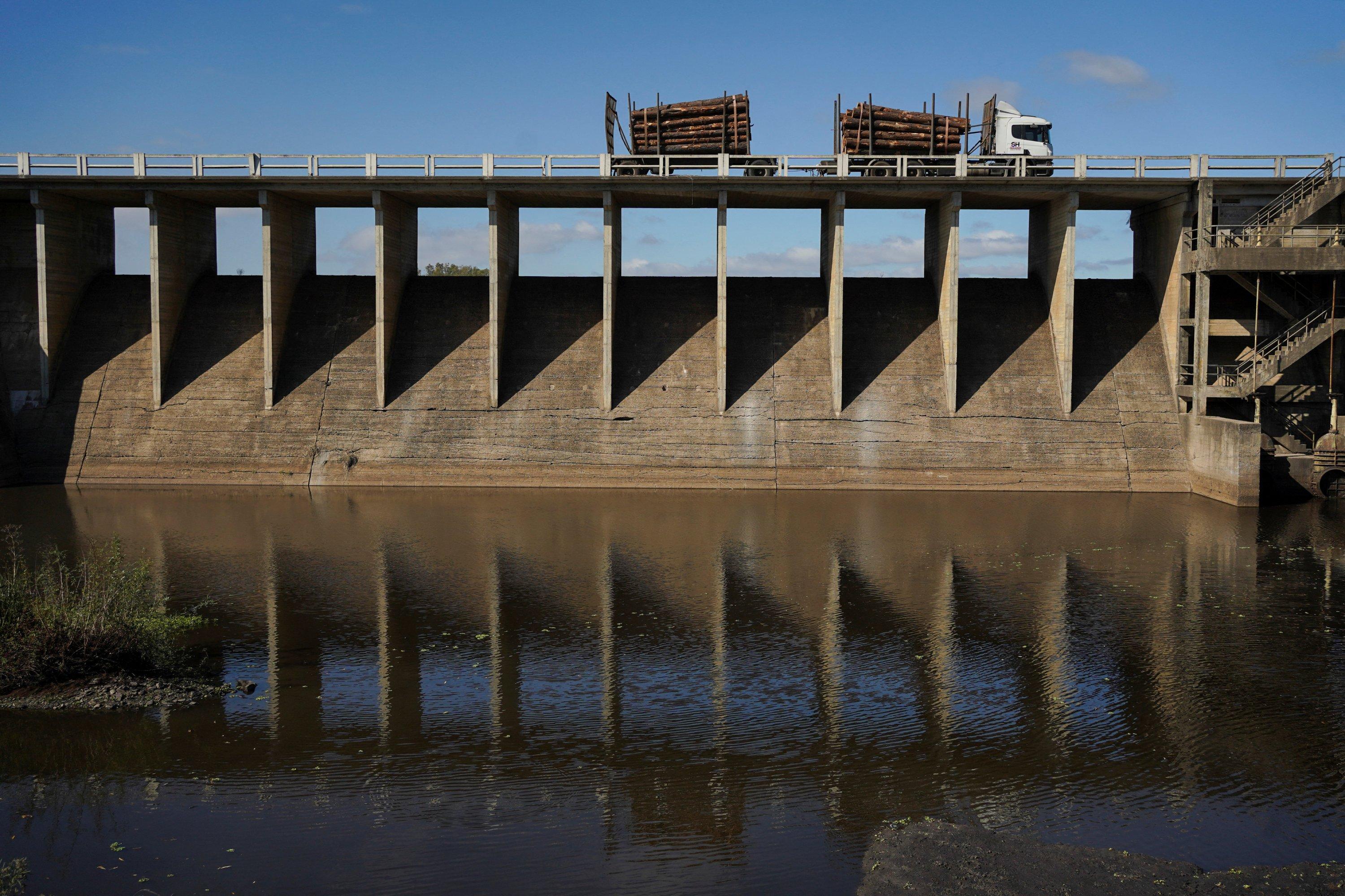 Un camión pasa un puente sobre la represa de Paso Severino en Uruguay.