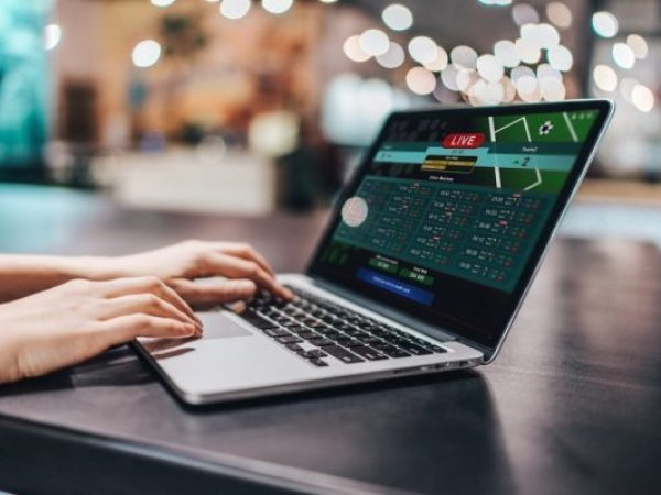 Persona apostando online.