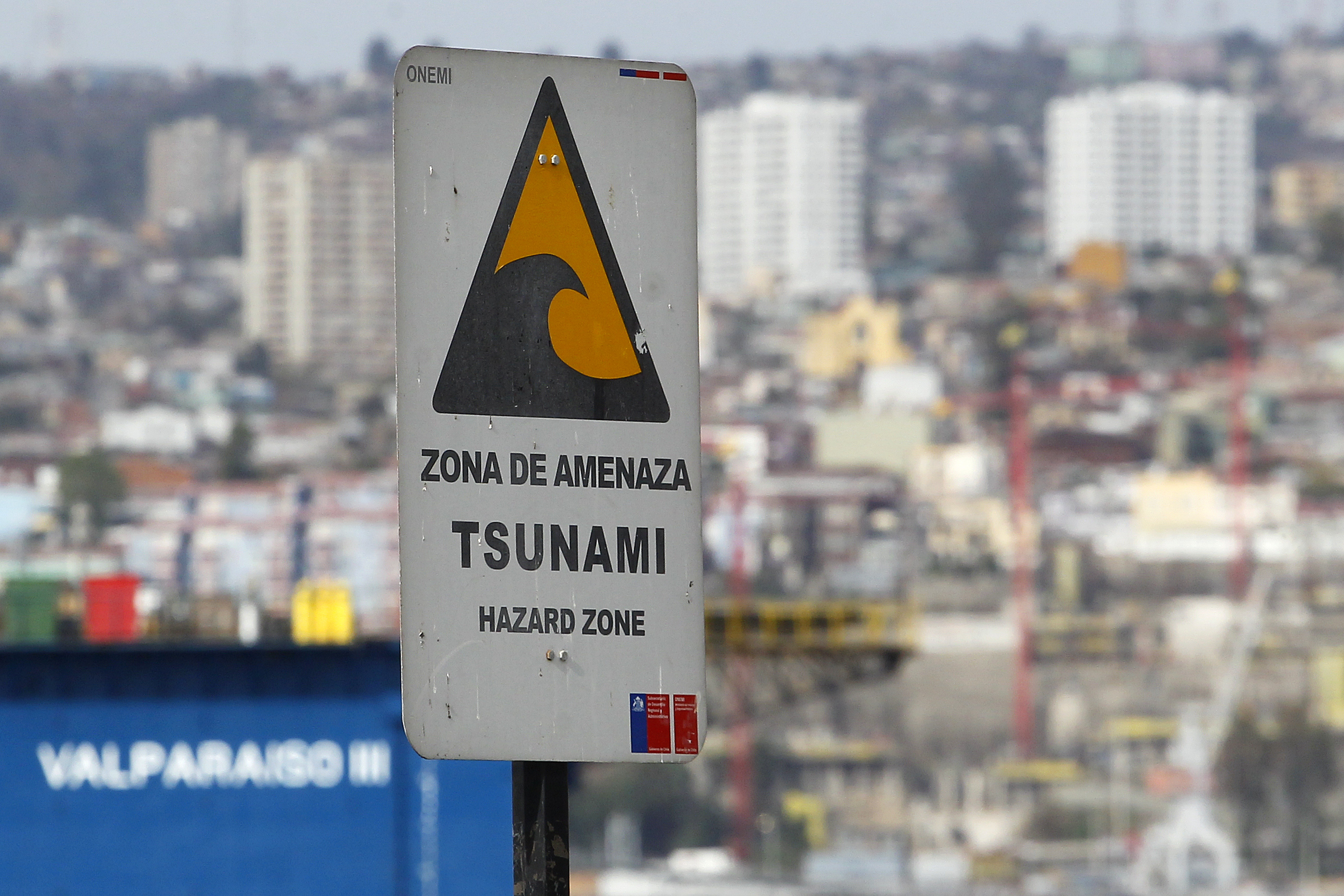 Señalética en la calle de"zona de amenaza de tsunami". Protocolos en Chile por sismos y efectos como tsunamis