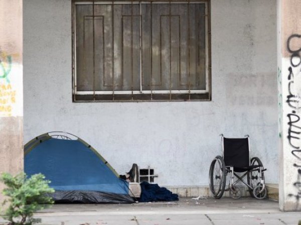 Persona en una carpa.