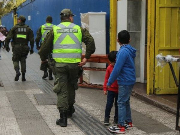 Carabineros al exterior de un colegio.