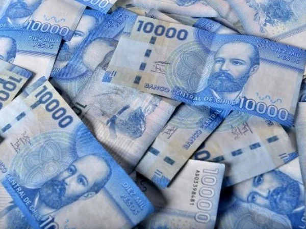 Billetes de diez mil pesos.