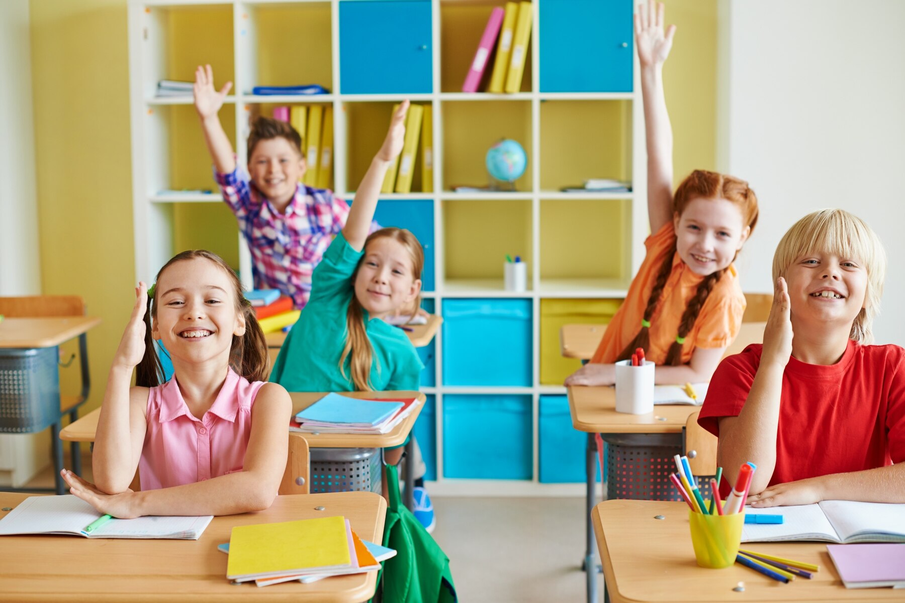 Niños en la sala de clases. Frases motivadoras para niños y niñas.