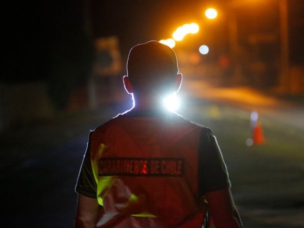 Carabinero de espaldas.