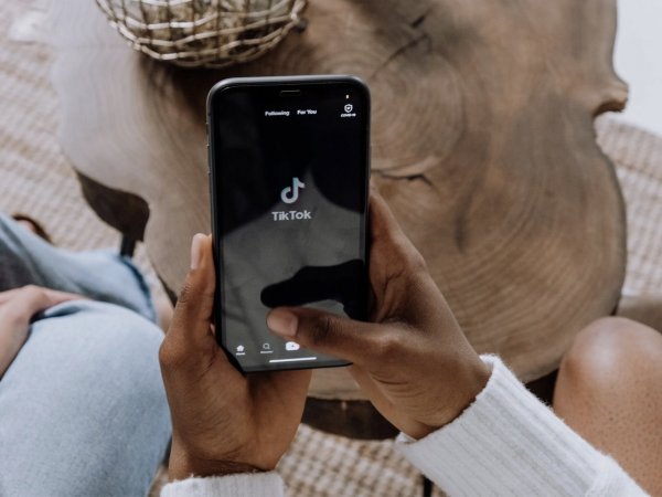 Manos sujetando teléfono con TikTok