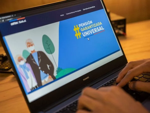 Pantalla de computador mostrando sitio web de la PGU.