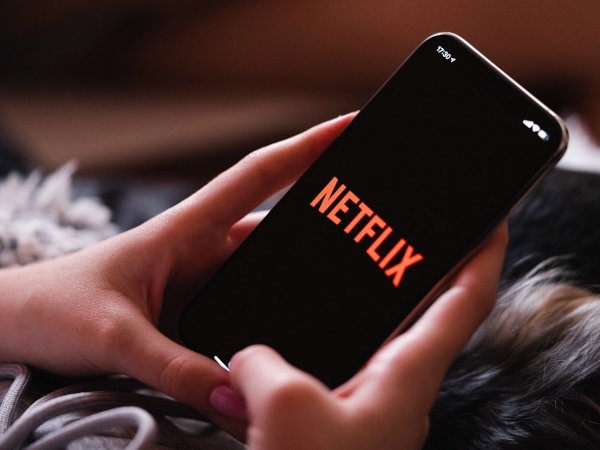 Teléfono mostrando Netflix en pantalla.