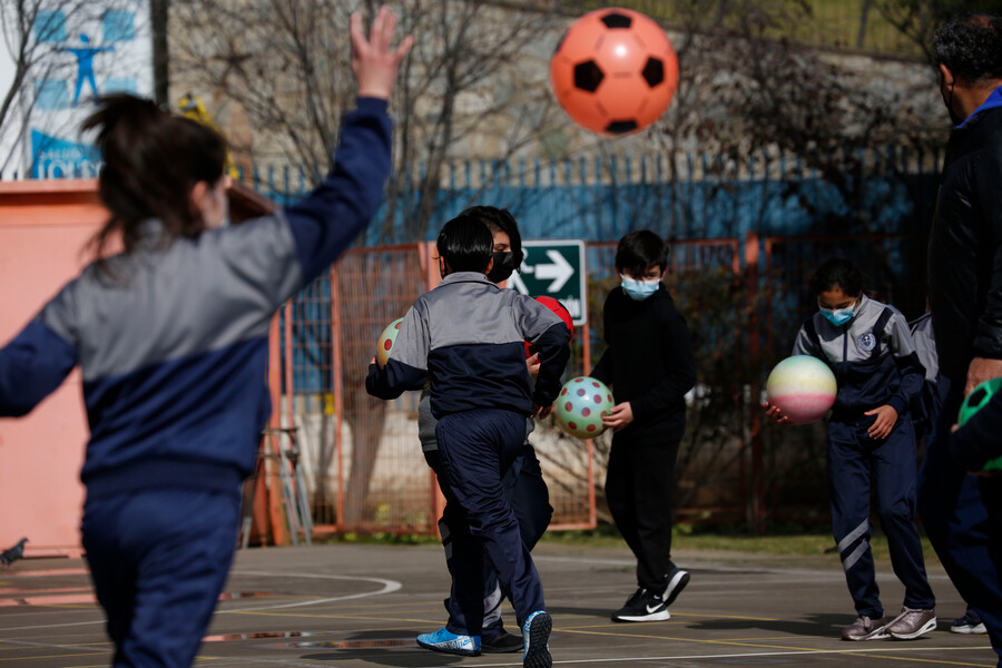 Niño s jugando en el patio de un colegio