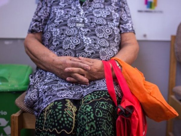 Adulta mayor sentada.