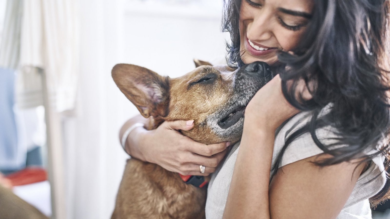 Mujer abrazando a su perro.