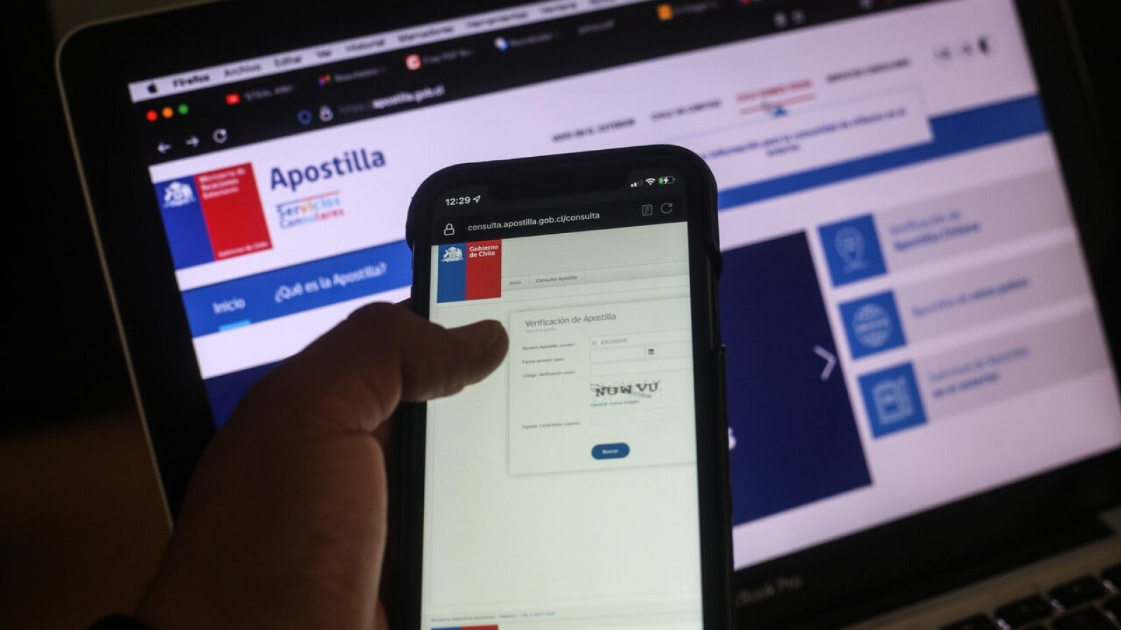 Teléfono con la app del Registro Civil