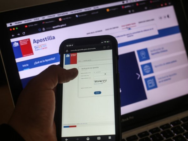 Teléfono con la app del Registro Civil