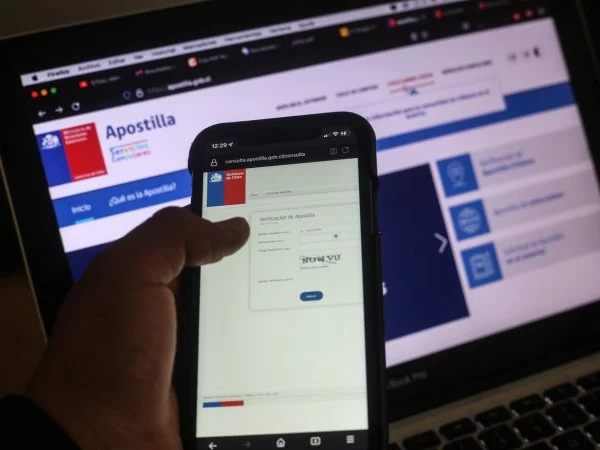 Teléfono con la app del Registro Civil