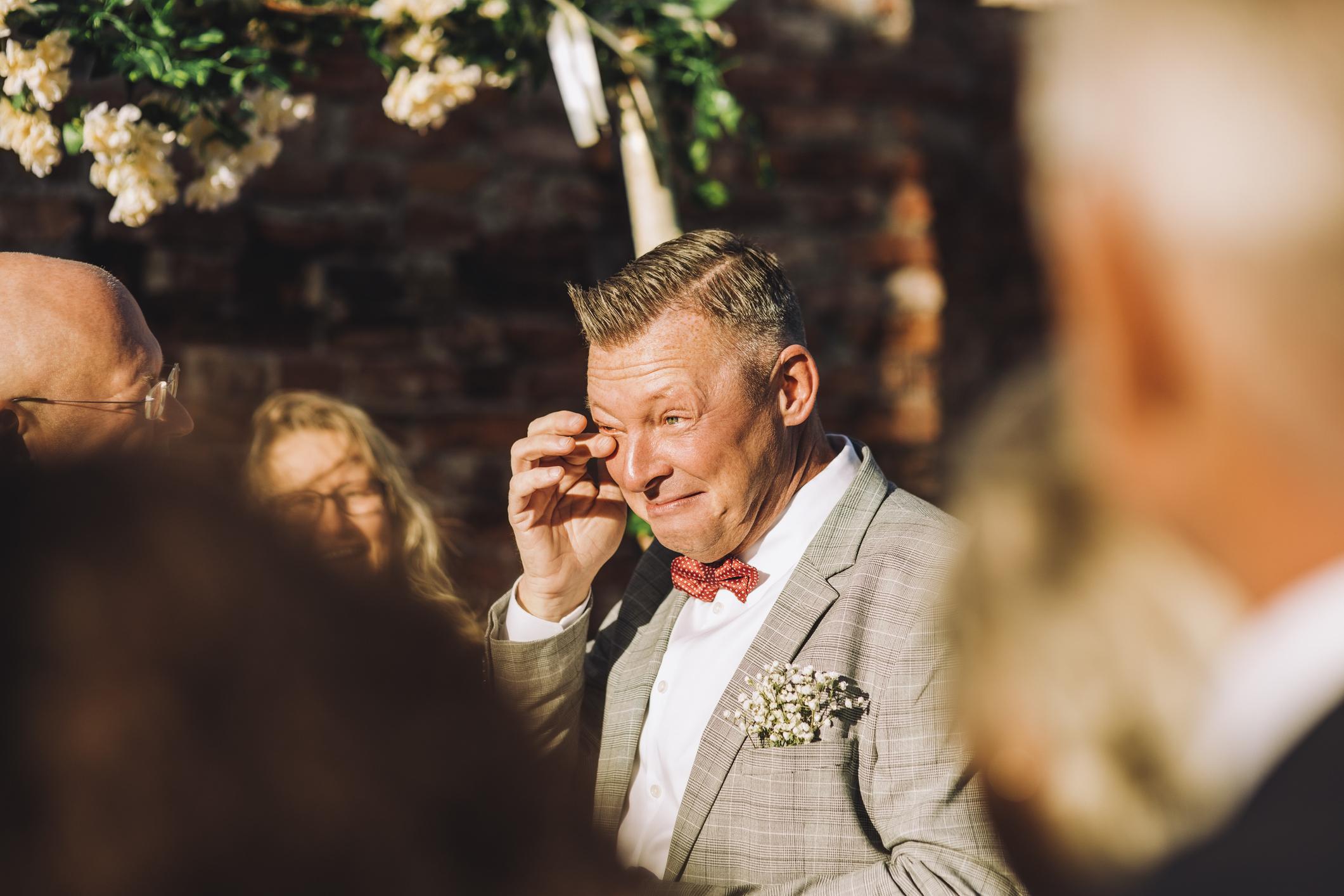 Un hombre llorando en su boda.