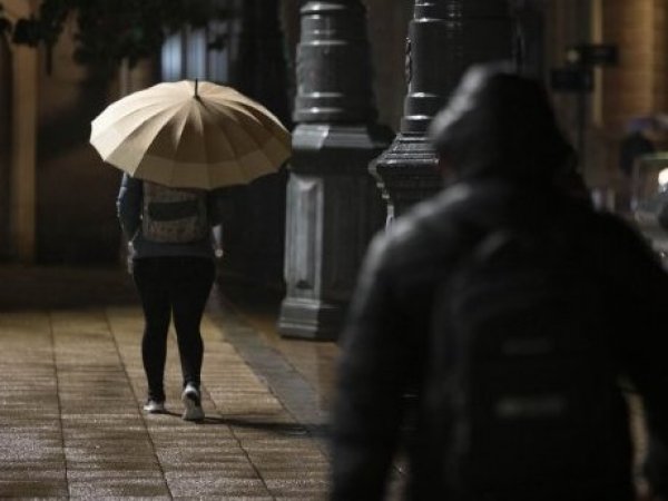 Personas con paraguas bajo la lluvia.