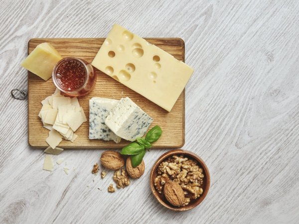 Tabla de quesos con nueces.