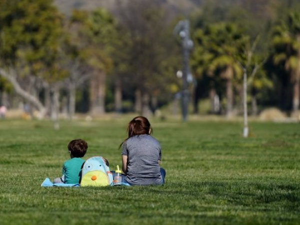 Niño y niña sentados.