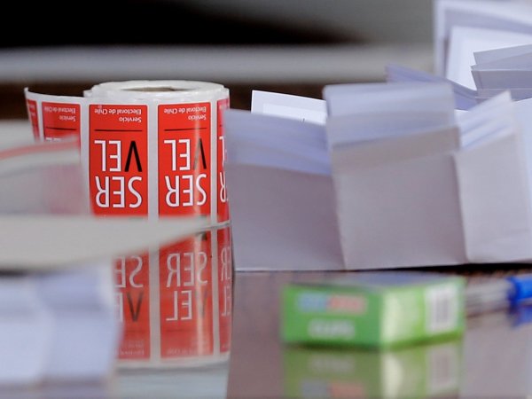 Sticker del Servel en mesa de votación.