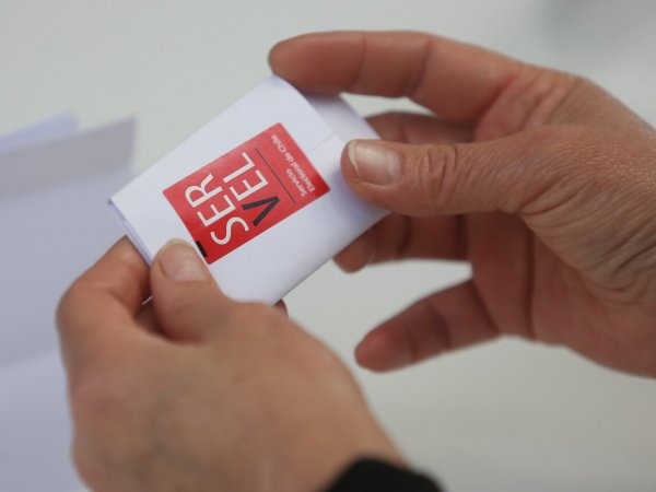 Voto electoral con sticker del Servel
