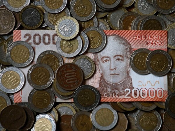 Billete de 20 mil pesos y monedas