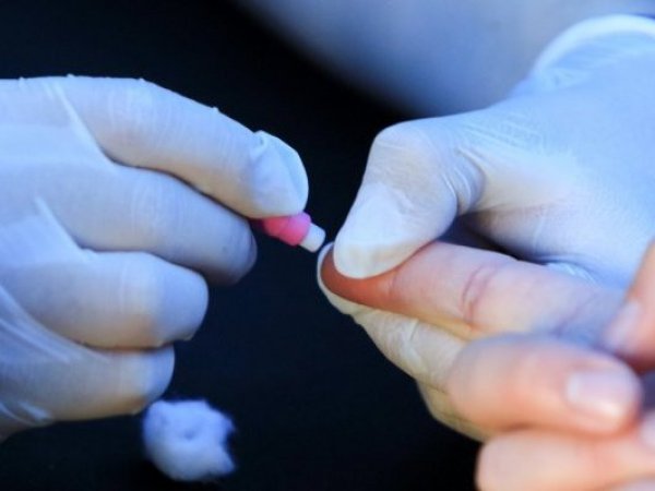Persona haciéndose test de VIH.