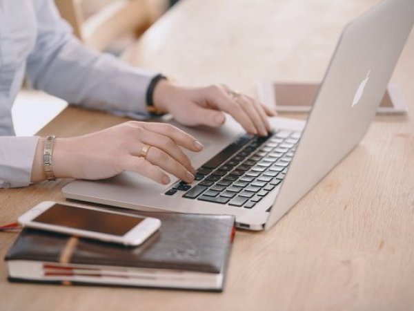 Notaría online. Hombre con computador.