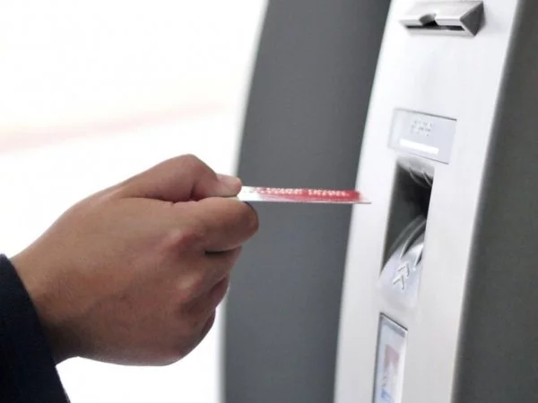 Banco Estado y tarjeta en cajero automático